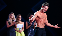 Zac Efron denies shirt ripping at MTV Movie Awards was publicity stunt