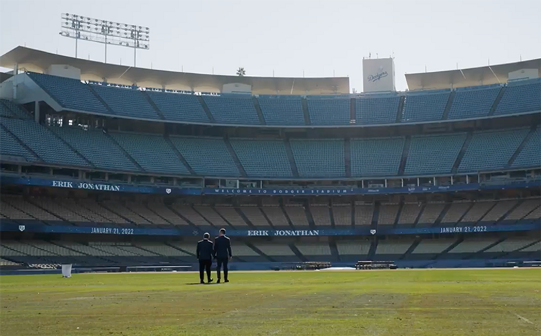 Dodgers hold wedding for gay exec, boyfriend 