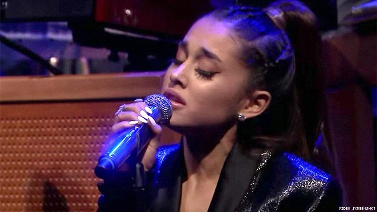 Ariana Grande Sings “Natural Woman” in Aretha Franklin Tribute