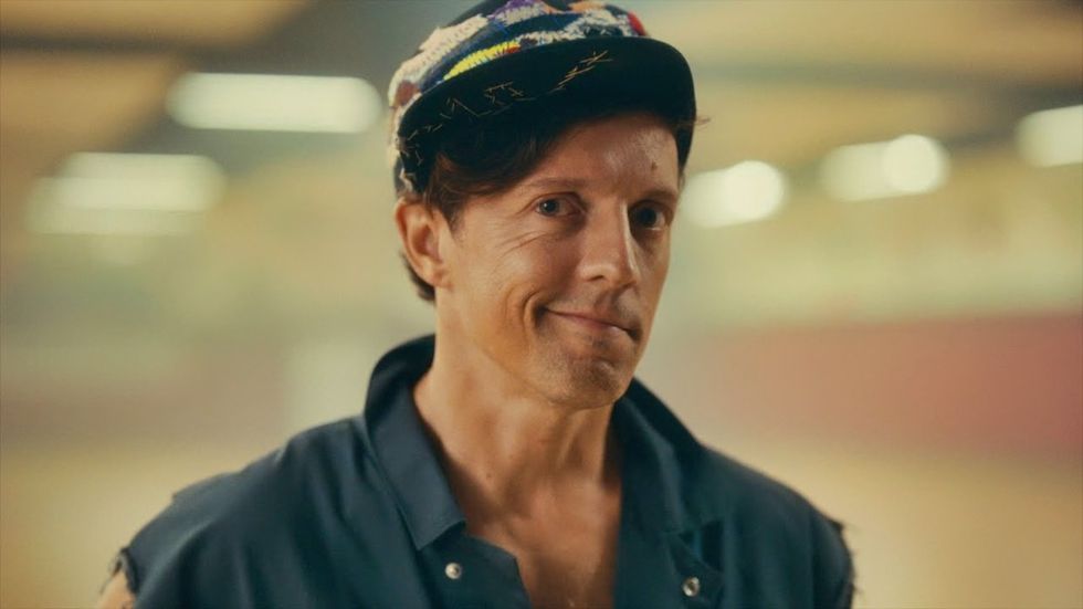 Jason Mraz in the 'Feel Good Too' music video