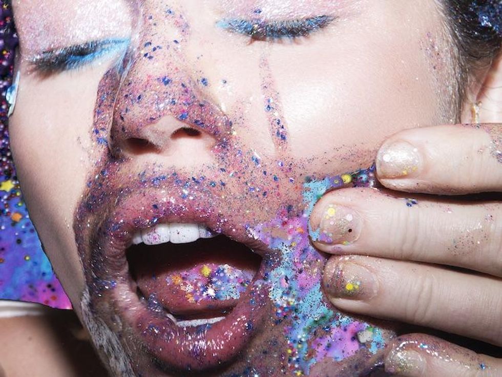 980px x 736px - Listen: Miley's Song About Lesbian Sex, 'Bang Me Box'