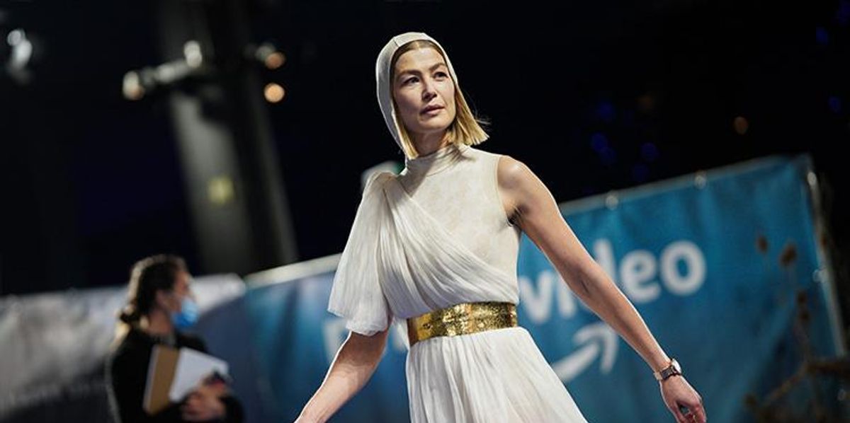 Xxx Classic Fashion Show - The Wheel of Time's Rosamund Pike On Show's Historic Queer Romance