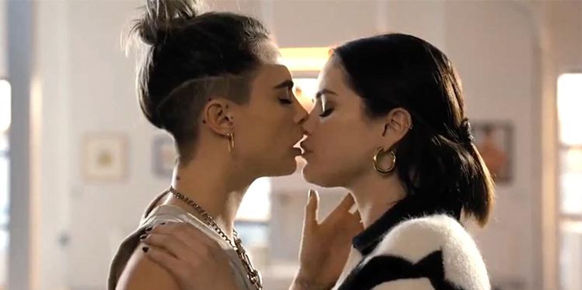 School Sexkiss Com - Cara Delevingne Says Kissing Selena Gomez in 'Only Murders' Was 'Fun'