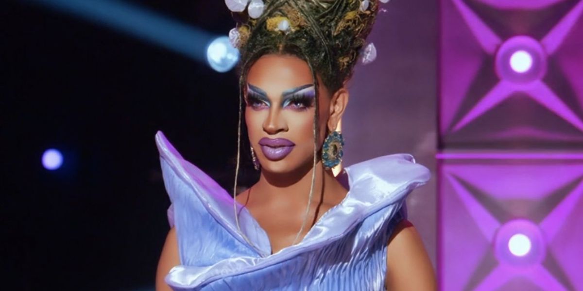 Yvie Oddly releases new nude photo to promote her book “All About Yvie”